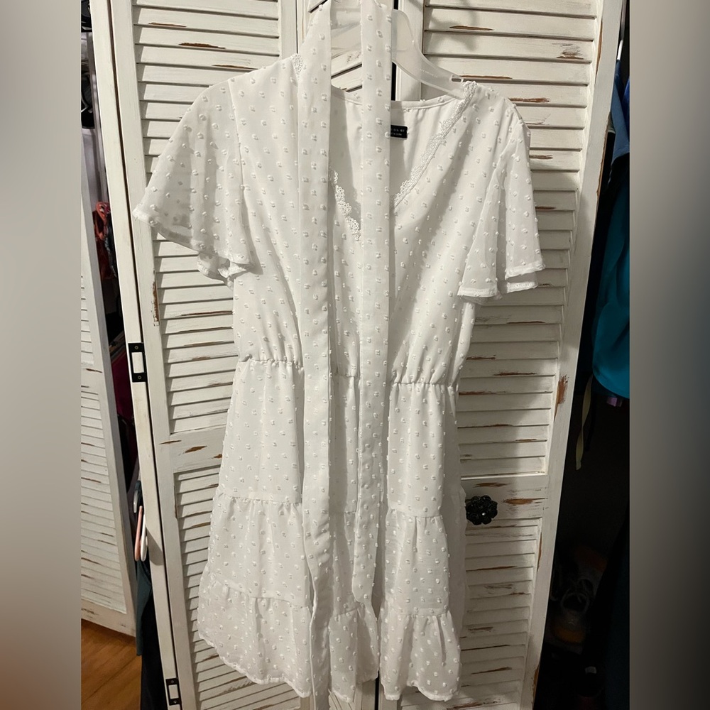 Women’s White Dress w Belt